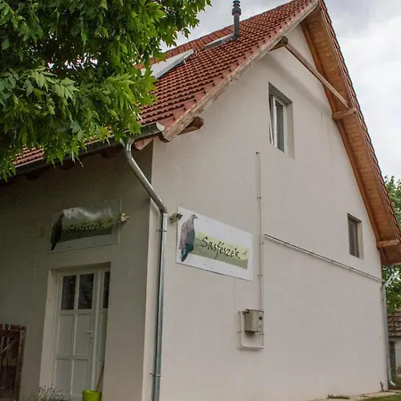 Maison d'hôtes Sasfészek - Falusi 3*